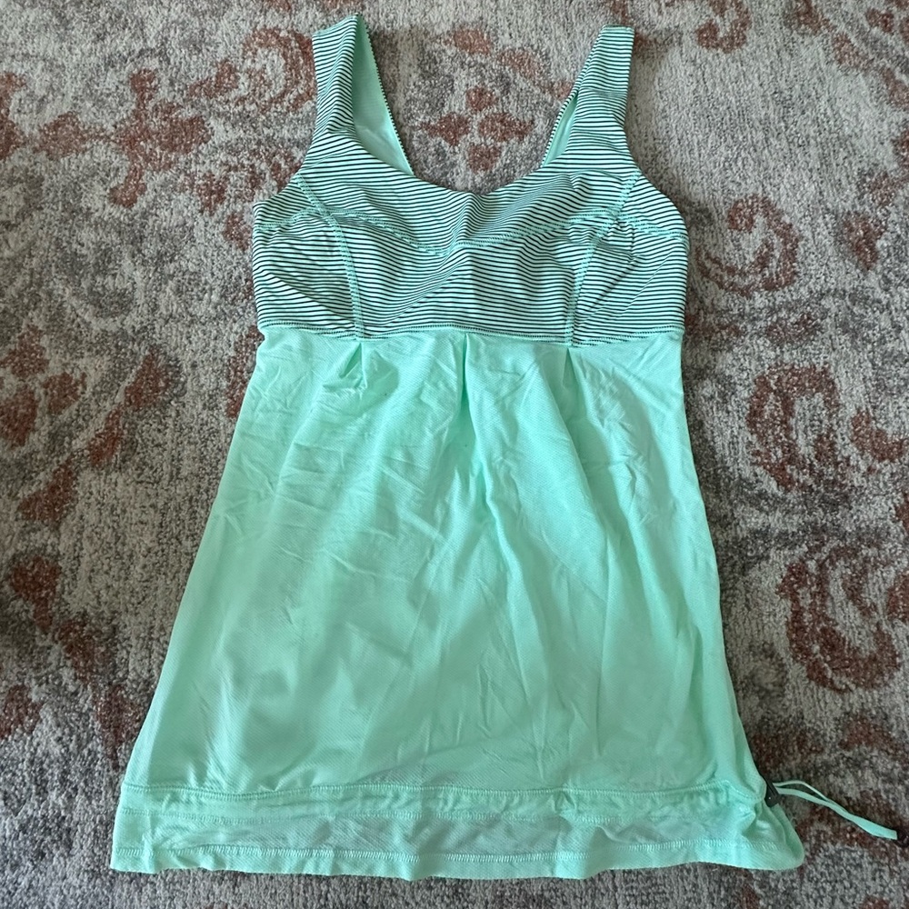 Lululemon green workout top size 4